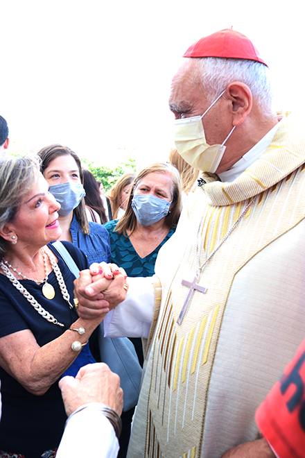 Feligreses la parroquia Our Lady of Guadalupe, en Doral, saludan al Cardenal Baltazar Porras de Caracas, después de la Misa que ofreció para la comunidad venezolana, el 1 de mayo.