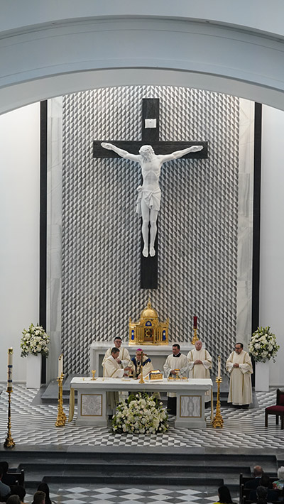 El Arzobispo Thomas Wenski preside la Misa de dedicación de la nueva capilla del Colegio de Belén, con capacidad para más de 600 personas, el 1 de mayo de 2022.