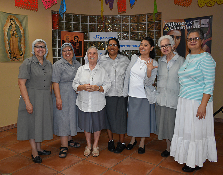 La Hna. Lizeth Guadalupe Manrique Músico, tercera desde la derecha, se retrata con sus compañeras religiosas que trabajan en Miami después de hacer su profesión perpetua como Misionera Claretiana, el 31 de mayo de 2022 en la iglesia St. Timothy en Miami.