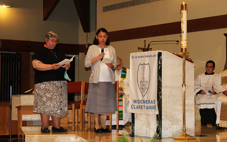 La Hna. Lizeth Guadalupe Manrique Músico, a la derecha, profesa sus votos perpetuos como Misionera Claretiana frente a su superiora provincial, la Hna. Vivian González, el 31 de mayo de 2022 en la iglesia St. Timothy en Miami.