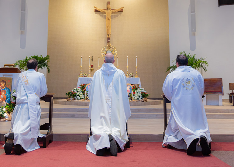 Priests and deacons pray before the Blessed Sacrament after the evening Mass.

Archbishop Thomas Wenski presided at the 27th annual celebration of the Great Vigil in honor of the Sacred Hearts of Jesus and Mary. Organized by the Servants of the Pierced Hearts of Jesus and Mary, it took place overnight, June 24-25, 2022, at St. Michael the Archangel Church in Miami.