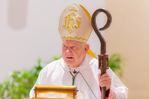 El Arzobispo Thomas Wenski predica la homilía durante la celebración de la Gran Vigilia en honor de los Sagrados Corazones de Jesús y María, que tuvo lugar del 24 al 25 de junio 2022 en la iglesia St. Michael en Miami.