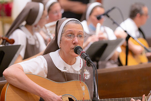 Mother Adela Galindo, foundress of the Servants of the Pierced Hearts, sings during the Mass.

Archbishop Thomas Wenski presided at the 27th annual celebration of the Great Vigil in honor of the Sacred Hearts of Jesus and Mary. Organized by the Servants of the Pierced Hearts of Jesus and Mary, it took place overnight, June 24-25, 2022, at St. Michael the Archangel Church in Miami.