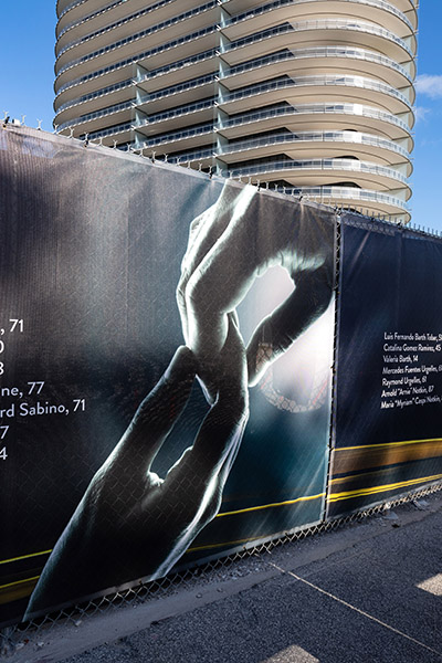 Un nuevo monumento temporal a las 98 almas perdidas hace un año durante el colapso, el 24 de junio, de Champlain Towers South, rodea el sitio ahora vacío del edificio de apartamentos de 12 pisos que daba frente al mar en Surfside. Su colapso afectó a docenas de familias católicas locales y en particular, a la cercana parroquia de St. Joseph. Las autoridades aún tienen que tomar una determinación final sobre la causa específica del colapso.