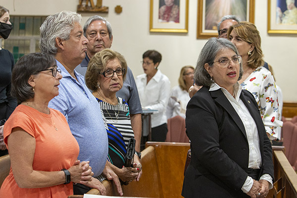 Marian y Alfredo López, a la izquierda, que escaparon con su hijo del derrumbe de las Torres Champlain South, donde vivieron por 23 años, participan en la Misa en memoria de las víctimas del derrumbe; delante, la alcaldesa de Miami-Dade, Daniella Levine Cava. St. Joseph, la iglesia más cercana al lugar del derrumbe, conmemoró el primer aniversario de la tragedia de Surfside con una Misa y el encendido de 98 velas, una por cada uno de los que perecieron, el 24 de junio de 2022.