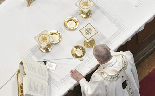 Foto de archivo del Papa Francisco celebrando la Misa en el Vaticano. En su última carta apostólica, el Papa dice que el "arte de celebrar" la liturgia "no puede reducirse a la mera observancia de un aparato de rúbricas, ni tampoco puede pensarse en una fantasiosa – a veces salvaje – creatividad sin reglas. El rito es en sí mismo una norma, y la norma nunca es un fin en sí misma, sino que siempre está al servicio de la realidad superior que quiere custodiar”.