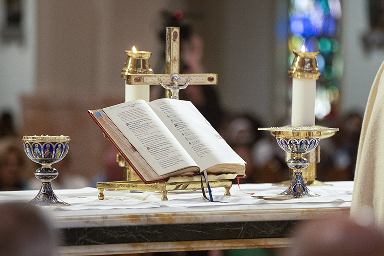 El Misal Romano entre velas en el altar de la Catedral St. Mary de Miami. El Papa Francisco ha escrito una carta apostólica sobre la liturgia titulada "Desiderio desideravi" y publicada el 29 de junio de 2022.