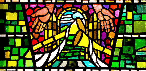 Las manos y las trompetas de Dios dan la bienvenida al cielo a los creyentes en este vitral de la iglesia St. Agnes. Es uno de los 53 vitrales que se subastar&aacute;n a finales del verano para recaudar fondos para la construcci&oacute;n de la nueva iglesia .