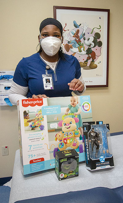 La Dra. Chandra Jennings, directora médica de Camillus Health Concern de Miami, muestra algunos de los juguetes que entrega a sus pacientes pediátricos después de sus visitas. El personal médico de la clínica proporciona vacunas, exámenes visuales y servicios dentales a niños inmigrantes recién llegados, independientemente de su situación legal o de su capacidad económica.