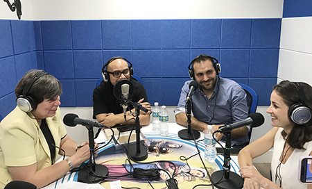 Durante la grabación de un episodio de los podcast arquidiocesanos Cuéntame Católico y What the Faith, Miami? Ana Rodríguez-Soto, editora de la edición de Miami de Florida Catholic y editora ejecutiva de La Voz Católica (izquierda) conversa sobre la realización de la película Esclavos y Reyes, la historia de San Antonio María Claret, con el P. Byron Macías, capellán de St. Paul Catholic Newman Center, en Fresno, California y portavoz de la película en Estados Unidos; Pablo Moreno, director, guionista y productor de la película; y Lucía González, fundadora de Bosco Films, encargada de la distribución de la película.