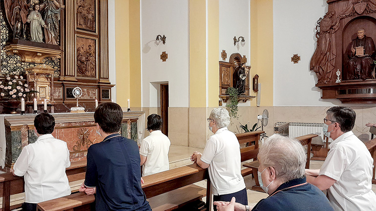 Fieles en la capilla de las Misioneras Eucarísticas de Nazaret, adorando al Santísimo Sacramento.