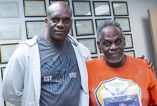 Augustin Lorfils, izquierda, y Bernard Poitier posan para una foto en la oficina del Florida Catholic, edición de Miami. Poitier prometió a su difunto padre, el director de la funeraria que donó los ataúdes, que conseguiría las lápidas para la madre y los cinco hermanos de Lorfils. Ellos perecieron frente a las costas del Sur de La Florida en 1979, cuando intentaban reunirse con él, su padre y su hermana en Miami.