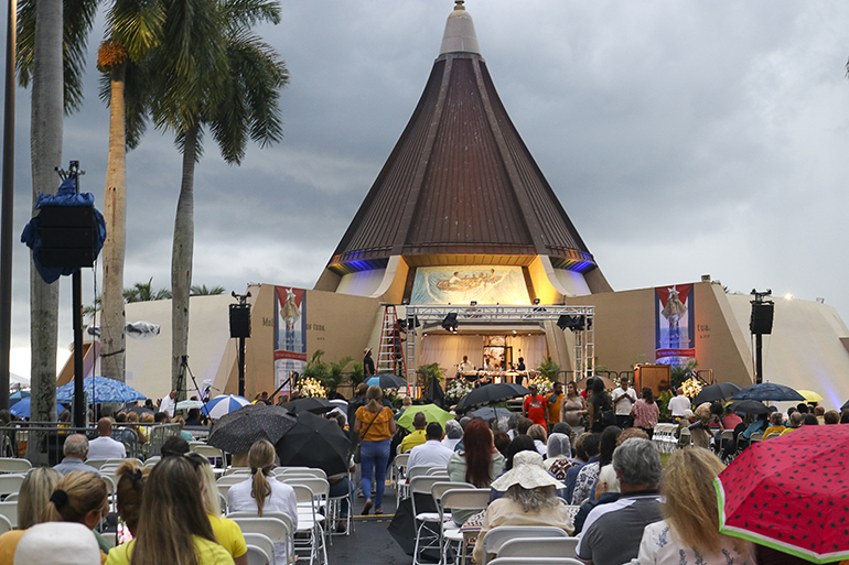 Cientos de devotos de la Virgen de la Caridad en el día de su fiesta, el 8 de septiembre, esperaron bajo la lluvia intermitente el inicio de su celebración, que se retrasó e impidió realizar todo el programa, en el Santuario Nacional de la Ermita de la Caridad, en Miami.