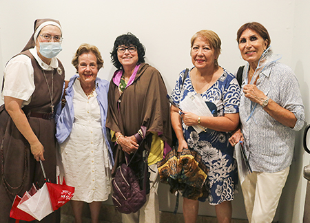 Refugiándose de la fuerte lluvia durante el rezo del rosario en la celebración de la Virgen de la Caridad, desde la izquierda, la Hna. Karla M. Icaza, SCTJM, asistente ejecutiva del Arzobispo Thomas Wenski, y algunas feligresas de la parroquia St. Michael the Archagel: Angela Gregorio, Somnia Rojaivi, Ana Chiu, María Laura Traslaviña, el 8 de septiembre de 2022, en la Ermita de la Caridad.