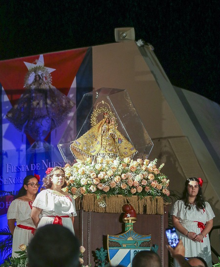 Jóvenes del movimiento Encuentros Juveniles custodian la imagen de la Virgen de la Caridad, el 8 de septiembre, al inicio de la celebración en honor a la patrona de Cuba.
