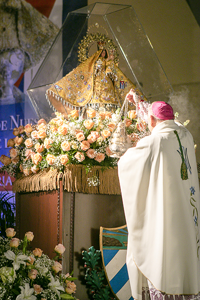 Bajo unos cuantos aguaceros, el Arzobispo Thomas Wenski presidió la celebración anual de la fiesta de la Virgen de la Caridad, el 8 de septiembre del 2022, en los terrenos de la Ermita de la Caridad en Miami.