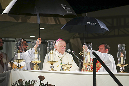 Utilizando paraguas el Arzobispo Thomas Wenski celebró la Misa anual de la Virgen de la Caridad en su santuario, al aire libre, por segunda vez en sus 61 años que se lleva celebrando, el 8 de septiembre de 2022.