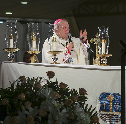 El Arzobispo Thomas Wenski dirige unas palabras al concluir la celebración anual de la fiesta de la Virgen de la Caridad, el 8 de septiembre del 2022, en los terrenos de la Ermita de la Caridad en Miami.