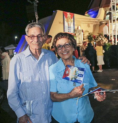 Roberto Gesni y su esposa María Clara posan para la foto después de la Misa de celebración de la Virgen de la Caridad. Ellos soportaron la lluvia por más de una hora esperando el inicio de la celebración que este año por segunda vez se realizó en el Santuario de la Ermita, al aire libre, el 8 de septiembre.