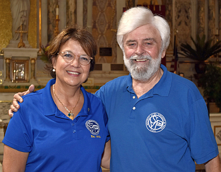 Frank Voehl, presidente emérito de la Conferencia arquidiocesana de la Sociedad de San Vicente de Paúl, posa con Claudia Leudeking, actual presidenta de la conferencia.