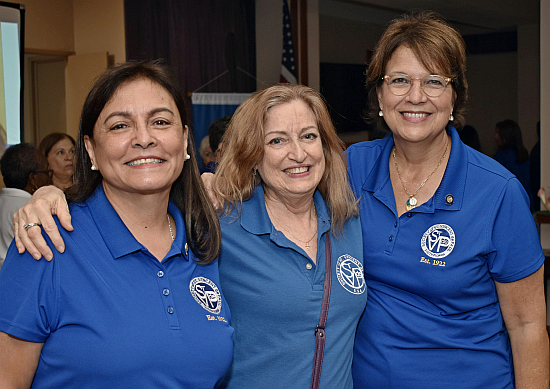 Algunas integrantes de la Sociedad de San Vicente de Paúl posan después de la Misa del centenario, el 24 de septiembre de 2022, en la iglesia de Gesu, en Miami. Desde la izquierda, María Pérez González, formadora principal; Diane Hebisen, presidenta del distrito de North Broward; y Claudia Leudeking, presidenta del consejo arquidiocesano.