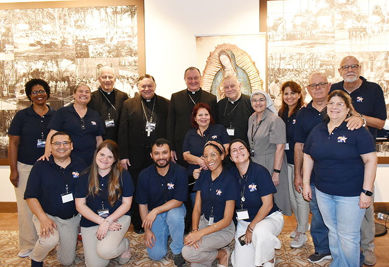 Líderes del SEPI y de la pastoral hispana en el sureste de los Estados Unidos se retratan con los obispos que participaron en el XVIII Encuentro Regional, del 12 al 15 de octubre de 2022 en St. Augustine, La Florida.
