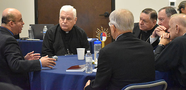 El te&oacute;logo Hoffsman Ospino habla con los obispos que asistieron al XVIII Encuentro Regional de la pastoral hispana en el sureste de los EE.UU., que tuvo lugar del 12 al 15 de octubre de 2022 en San Agust&iacute;n, Florida.