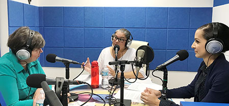 Olga Villar (centro), directora ejecutiva del SEPI, habla con Ana Rodríguez-Soto (izquierda), editora del Florida Catholic y Cristina Cabrera reportera independiente de los periódicos arquidiocesanos, durante la grabación de los pódcasts What the Faith, Miami? Y Cuéntame Cátólico.