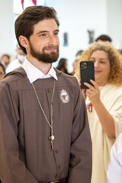 El Hno. Íñigo Johnpaul sale de la iglesia Our lady of Guadalupe, en Doral, al concluir la Misa donde hizo sus primeros votos como miembro de la rama masculina de las Siervas de los Corazones Traspasados de Jesús y María, el 22 de octubre de 2022. El hermano Iñigo es el primer hermano religioso de la comunidad.