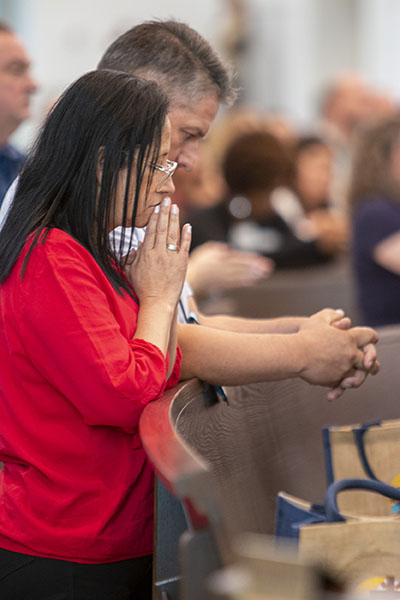 Una pareja reza durante la Misa de apertura de la conferencia internacional de Retrouvaille, el 4 de noviembre de 2022, en la iglesia de Our Lady of Guadalupe, en Doral. Retrouvaille es un movimiento para matrimonios pasando por dificultades en su relación.