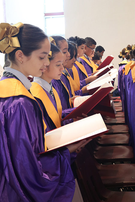 El coro de la escuela St. Michael the Archangel canta durante la Misa del 75 aniversario de la iglesia del mismo nombre, el 6 de noviembre de 2022.