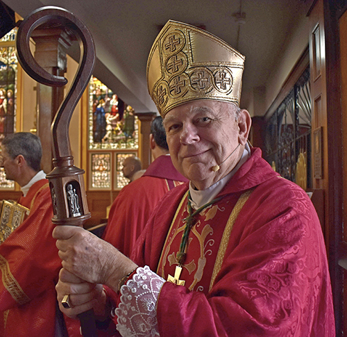 El Arzobispo Thomas Wenski hace una pausa antes de la procesión que da comienzo a la Misa Roja de este año, el 1 de diciembre de 2022 en la iglesia Gesu, en Miami.