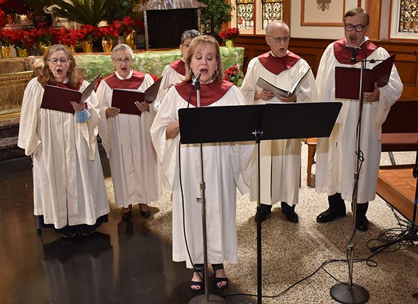 Miembros del Coro del Festival de la iglesia St. John Neumann cantan durante la Misa Roja de 2022, el 1 de diciembre de 2022, en la iglesia Gesu de Miami.