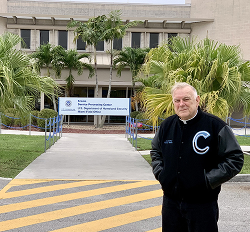 El Arzobispo Thomas Wenski celebró la Misa de Navidad en el Centro de Detención de Krome el 25 de diciembre de 2022. Con él, a la izquierda, el diácono Guilllermo Dutra, que ejerce como capellan en el recinto, y el P. Ryan Saunders, secretario del Arzobispo.