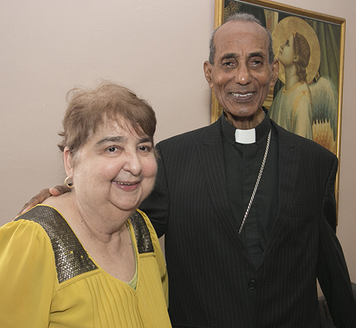 Alicia Marill posa con el difunto Obispo misionero oblato, Pierre Antoine Paulo, entonces Obispo de la Diócesis hermana de Miami, Port-de-Paix, donde Amor en Acción apoya escuelas y programas nutricionales. Vino a participar en la celebración del 40 aniversario del grupo misionero laico, el 1 de octubre de 2016.