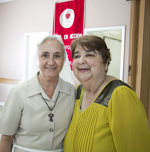 Alicia Marill, a la derecha, posa con la Hna. Angelina Sobrón, de las Franciscanas de la Esperanza, cuya labor en los barrios más pobres de la República Dominicana cuenta con el apoyo de Amor en Acción. La ocasión fue la celebración del 40 aniversario del grupo misionero laico, el 1 de octubre de 2016.