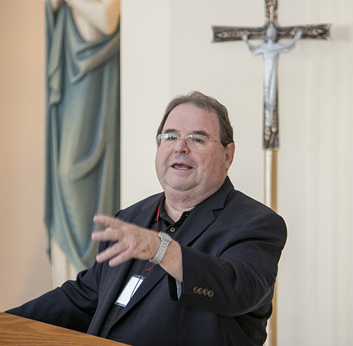 Rogelio Zelada, director asociado de la Oficina Arquidiocesana de Ministerios Laicos, pronuncia el discurso principal en español en la Conferencia Catequética 2016.