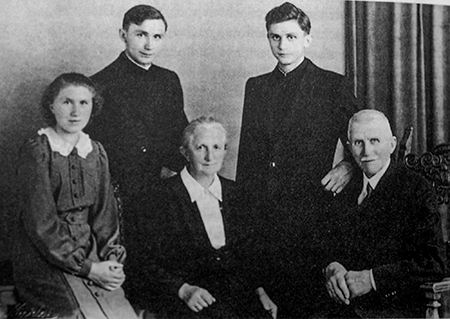 Joseph Ratzinger (segunda fila a la derecha) con su hermana María, su hermano Georg y sus padres, María y José, en esta foto de archivo del 8 de julio de 1951. El Papa Benedicto falleció el 31 de diciembre de 2022, a la edad de 95 años, en su residencia del Vaticano. (Foto OSV News/Catholic Press Photo)