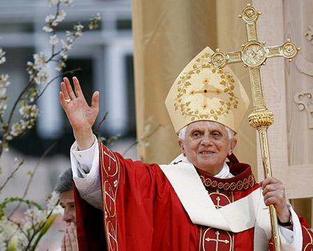 El Papa Benedicto XVI sonríe mientras se despide de la multitud tras celebrar la Misa en el Nationals Park de Washington, el 17 de abril de 2008. El Papa Benedicto falleció el 31 de diciembre de 2022, a la edad de 95 años, en su residencia del Vaticano. (CNS photo/Nancy Wiechec)