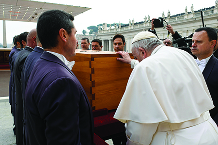 El Papa Francisco reza ante el ataúd del Papa Benedicto XVI al concluir su Misa fúnebre en la Plaza de San Pedro, en el Vaticano, el 5 de enero de 2023. (CNS photo/Vatican Media)