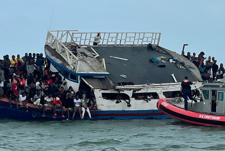 Un barco con más de 300 inmigrantes haitianos, que encalló frente a Ocean Reef, es ayudado por la Guardia Costera de EE. UU. en los Cayos de La Florida, el 6 de marzo de 2022. (OSV News photo/U.S. Customs and Border Protection handout via Reuters)