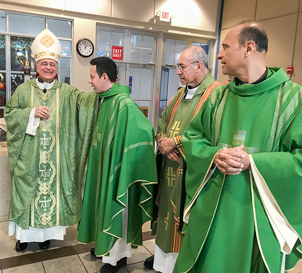 Mons. Silvio B&aacute;ez, Obispo Auxliiar de Managua exiliado en Miami, se r&iacute;e con el P. Jos&eacute; Luis D&iacute;az, uno de los sacerdotes liberados por el r&eacute;gimen de Daniel Ortega el 9 de febrero de 2023. A la extrema derecha otro sacerdote liberado, el P. Benito Mart&iacute;nez Gamboa. Los dos concelebraron con Mons. B&aacute;ez, el 12 de febrero en la parroquia St. Agatha en Miami, una Misa de acci&oacute;n de gracias por su sorpresiva liberaci&oacute;n y la de otros 200 presos pol&iacute;ticos nicarag&uuml;enses.