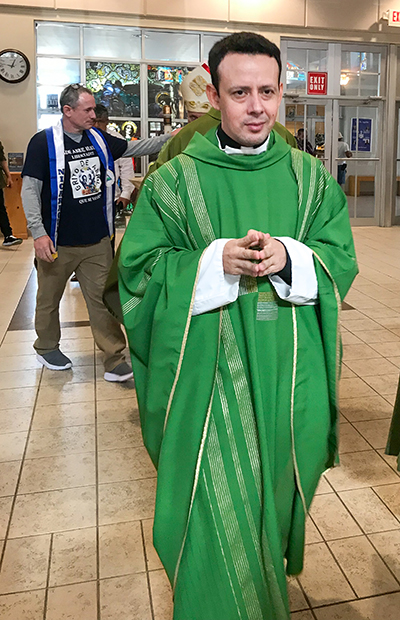 El P. Jos&eacute; Luis D&iacute;az, uno de los sacerdotes liberados por el r&eacute;gimen de Daniel Ortega el 9 de febrero de 2023, entra en procesi&oacute;n para iniciar la Misa de acci&oacute;n de gracias por su liberaci&oacute;n y la de los otros 200 presos pol&iacute;ticos nicarag&uuml;enses, el 12 de febrero en la parroquia St. Agatha, en Miami.