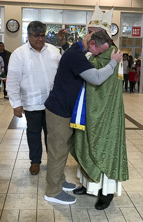 Mons. Silvio B&aacute;ez, Obispo Auxiliar de Managua, abraza a Edward Lacayo, que estuvo encarcelado durante cinco a&ntilde;os y sali&oacute; con el grupo de los 222 que fueron liberados el 9 de febrero de 2023. Mons. B&aacute;ez celebr&oacute; una Misa de acci&oacute;n de gracias por la sorpresiva liberaci&oacute;n de Lacayo y de los otros presos pol&iacute;ticos nicarag&uuml;enses. La Misa se celebr&oacute; el 12 de febrero de 2023 en la iglesia St. Agatha en Miami.