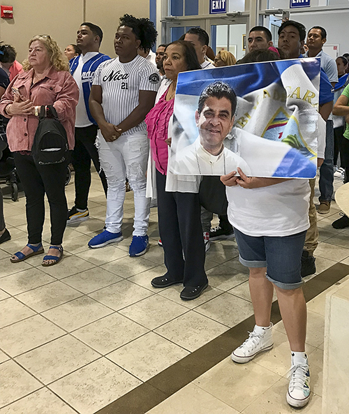 Una exiliada pol&iacute;tica Nicaraguense porta una imagen de Mons. Rolando &Aacute;lvarez, Obispo de Matagalpa, que fue condenado el 10 de febereo de 2023 a 26 a&ntilde;os de prisi&oacute;n por negarse a salir del pa&iacute;s junto con m&aacute;s de 200 otros presos pol&iacute;ticos. Mons. Silvio B&aacute;ez, Obispo Auxiliar de Managua, celebr&oacute; una Misa de acci&oacute;n de gracias por la sorpresiva liberaci&oacute;n de esos presos pol&iacute;ticos nicarag&uuml;enses. La Misa se celebr&oacute; el 12 de febrero de 2023 en la iglesia St. Agatha en Miami.