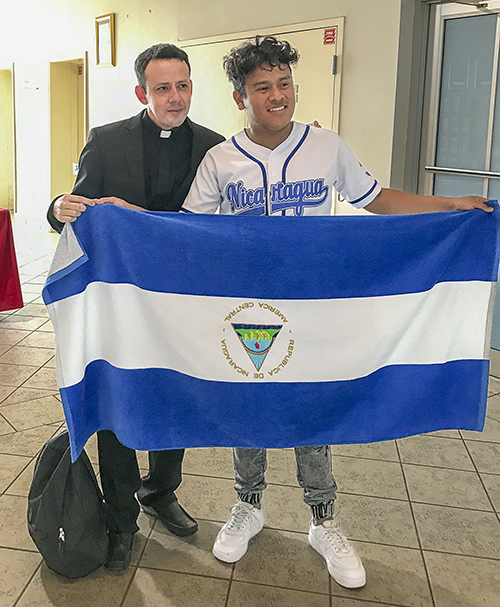 El P. Jos&eacute; Luis D&iacute;az se saca un foto con otro exiliado nicaraguense, El&iacute;as Rodr&iacute;guez, despu&eacute;s de la Misa de acci&oacute;n de gracias que se celebr&oacute; en la iglesia St. Agatha de Miami, el 12 de febrero de 2023. El P. D&iacute;az fue uno de los m&aacute;s de 200 presos pol&iacute;ticos liberados sorpresivamente por el r&eacute;gimen de Daniel Ortega el 9 de febrero. Rodr&iacute;guez lleg&oacute; de Nicaragua con su familia hace tres meses.