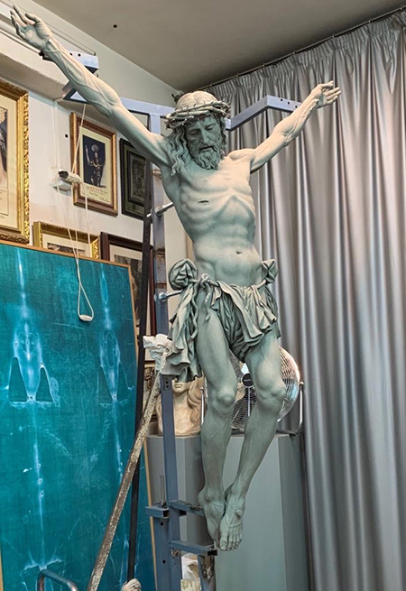 El proceso de elaboración del Cristo de la Misericordia del escultor Juan Manuel Miñarro empezó con un modelo en barro. El trabajo final, un cristo de tamaño natural, tallado en madera de cedro, se encuentra en la parroquia Corpus Christi de Miami.