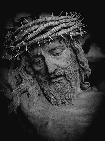 El proceso de elaboración del Cristo de la Misericordia del escultor Juan Manuel Miñarro empezó con un modelo en barro. El trabajo final, un cristo de tamaño natural, tallado en madera de cedro, se encuentra en la parroquia Corpus Christi de Miami.
