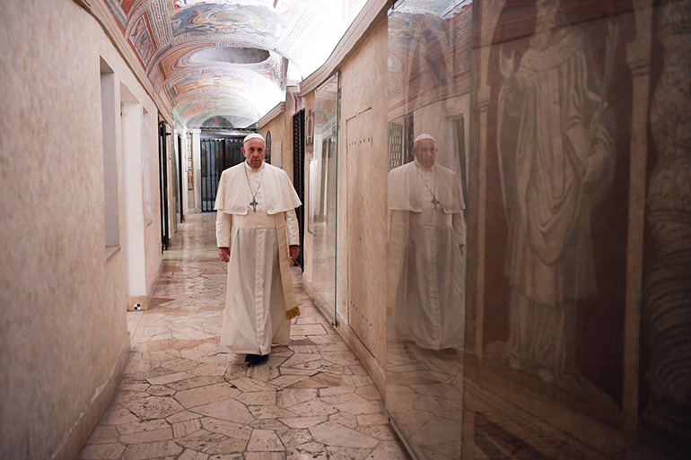 El Papa Francisco camina por la cripta de la Basílica de San Pedro mientras visita las tumbas de los papas fallecidos en el Vaticano el Día de los Muertos, el 2 de noviembre de 2020. En una entrevista de 2023 que marca el décimo aniversario de su elección, el Papa, de 86 años, insistió en que no es su tarea hacer un recuento de lo que ha logrado o no desde el 13 de marzo de 2013. "El Señor hará la evaluación cuando lo considere oportuno".