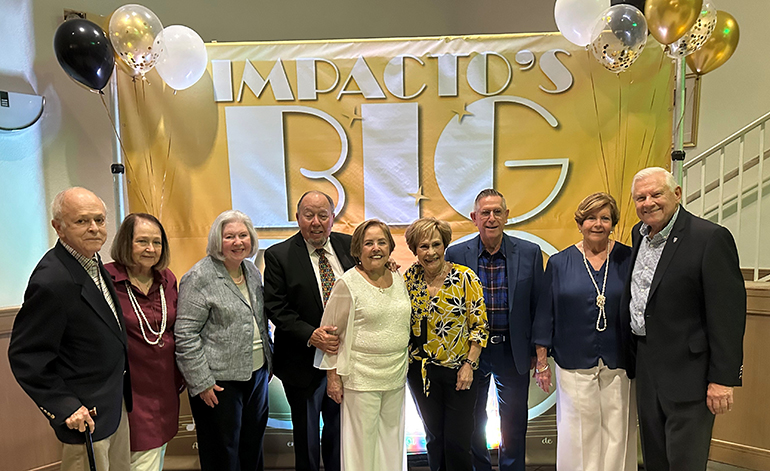 Ernesto y Adelita Roche, cuarto y quinta desde la izquierda, posan con otros fundadores y voluntarios de Impactos de Cristiandad durante la celebración del 50 aniversario del ministerio, el 11 de febrero de 2023 en Blessed Trinity en Miami Springs.